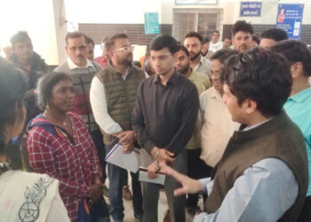 कलेक्‍टर श्री मीना ने जिला चिकित्‍सालय का किया आकस्मिक निरीक्षण