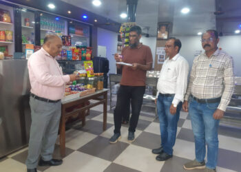 खाद्य सुरक्षा प्रशासन की टीम ने वारासिवनी में की छापामार कार्यवाही  बगैर पंजीयन के खाद्य कारोबार करने पर दो प्रतिष्ठान बंद कराये गये