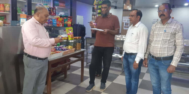 खाद्य सुरक्षा प्रशासन की टीम ने वारासिवनी में की छापामार कार्यवाही  बगैर पंजीयन के खाद्य कारोबार करने पर दो प्रतिष्ठान बंद कराये गये