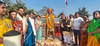 भगवान बिरसा मुंडा की 150वीं जयंती के पावन अवसर पर पहुंची विधायक अनुभा मुंजारे, किया माल्यार्पण