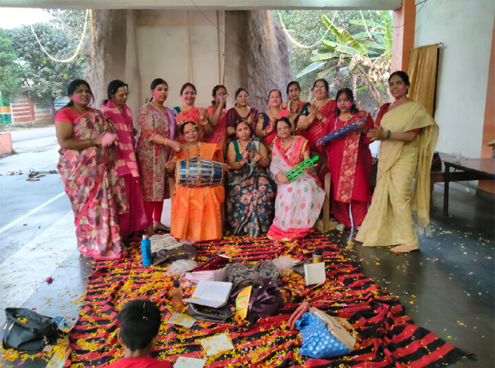 सोनी समाज की महिलाओं ने खेली फूलों की होली, गाए फाग गीत