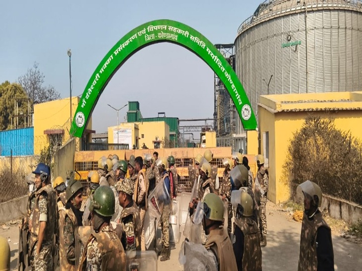 कोंडागांव में सरकारी मक्का प्लांट पर हमला, दफ्तर और गाड़ियों में तोड़फोड़, पुलिस बल पर गुलेल से हमला
