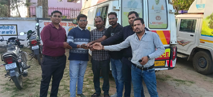 ईमानदारी की मिसाल बने संजीवनी 108 के कर्मचारी – खोया मोबाइल लौटाकर पेश की मानवता