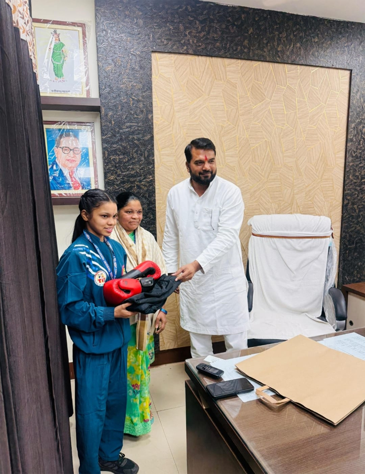 गोल्ड मेडल जीतकर लौटी प्रियंका का निगम नेता ने किया सम्मान