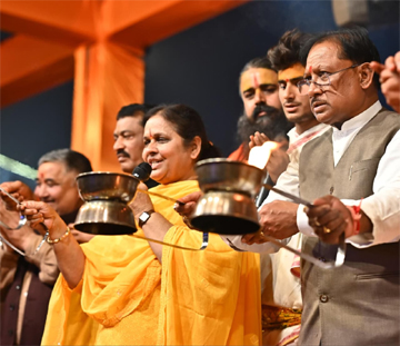 मुख्यमंत्री श्री विष्णुदेव साय ने भगवान राजीव लोचन एवं कुलेश्वरनाथ महादेव मंदिर में की पूजा अर्चना : महानदी महाआरती में हुए शामिल, छत्तीसगढ़ की समृद्धि की प्रार्थना की