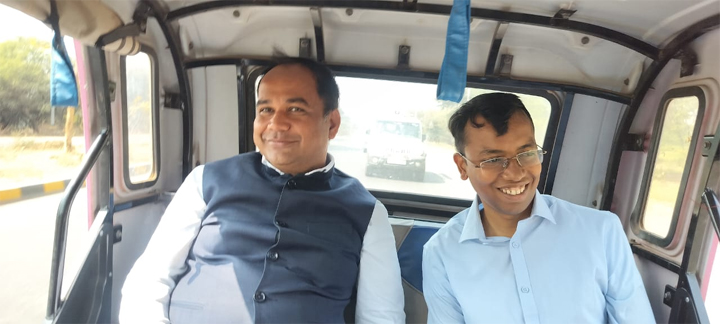 निरीक्षण के बीच पिंक ई-रिक्शा की सवारी कर परखा महिला स्वावलंबन का सफर