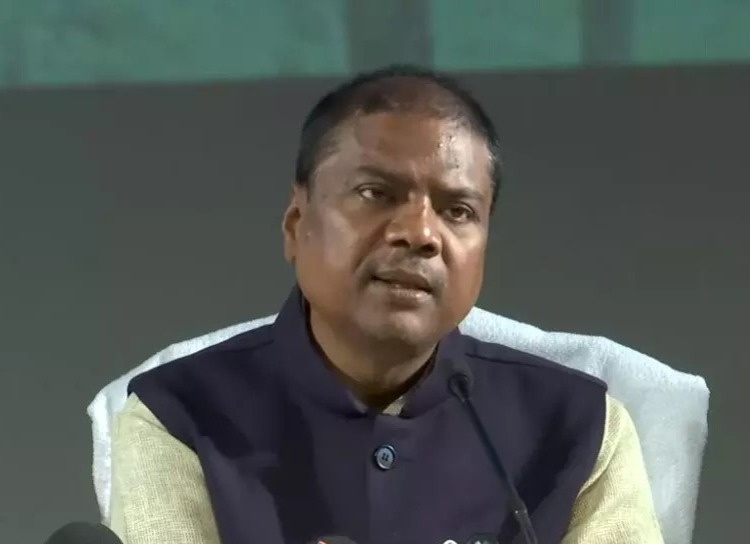 छत्तीसगढ़ में बाघों की संख्या में वृद्धि, 17 से बढ़कर 35 हुई रायपुर, कैबिनेट मंत्री केदार कश्यप ने पत्रकार वार्ता कर वन विभाग की जानकारी देते हुए कहा कि छत्तीसगढ़ सघन वनों में 70 प्रतिशत का विस्तार हुआ है, करीब 348 वर्ग किलोमीटर की वृद्धि दर्ज की गई है। राज्य सरकार ने वनों के संरक्षण के साथ साथ विस्तार को सर्वोच्च प्राथमिकता दी है। राज्य में बाघों की संख्या में वृद्धि हुई है। वर्ष 2022 की गणना अनुसार प्रदेश में 17 बाघ थे आज 35 बाघ प्रदेश के वनों में विचरण कर रहे हैं। प्रदेश में मानव हाथी द्वंद्व को रोकने के लिए मिनिटिंग एप्प गज संकेत बनाया गया है, जिसके माध्यम से एलिफेंट ट्रेकिंग की जानकारी एसएमएस के माध्यम से ग्रामीणों को तत्काल उपलब्ध कराई जा रही है। इसी क्रम में हाथी प्रभावित क्षेत्रों में 545 सदस्यों का 90 हाथी मित्र दल का गठन किया गया हैं जो कि विभाग की उपलब्धि है। उन्होंने बताया 2024 में 4 करोड़ 20 लाख और 2025 में 2 करोड़ 79 लाख पौधों का रोपण एवं वितरण किया गया है। किसान वृक्ष मित्र योजना के तहत 36 हजार 896 हिग्रहियों के 62 हजार 441 एकड़ कृषि भूमि के 3 करोड़ 67 लाख पौधों को रोपित किया गया है। इतना ही नहीं उन्होंने बताया मुख्यमंत्री ग्रामीण बस योजना 2025 के तहत 69 चयनित मार्गों में 69 बसों का संचालन किया जा रहा है, इससे 450 नए गांवों तक पहली बार यात्री बस सुविधा पहुंच रही है।