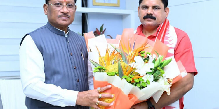 मुख्यमंत्री श्री विष्णुदेव साय से केंद्रीय कोयला एवं खान राज्य मंत्री श्री सतीश चंद्र दुबे ने की सौजन्य मुलाकात