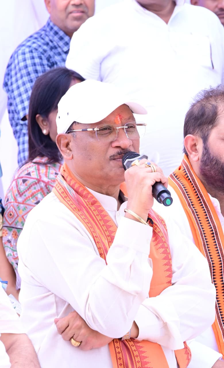 सरगुजा जिले के ग्राम सिलमा में अचानक उतरा मुख्यमंत्री विष्णु देव साय का हेलीकॉप्टर, खाट में बैठकर ग्रामीणों से किया संवाद: सुनी समस्याएं, समाधान के दिए निर्देश….