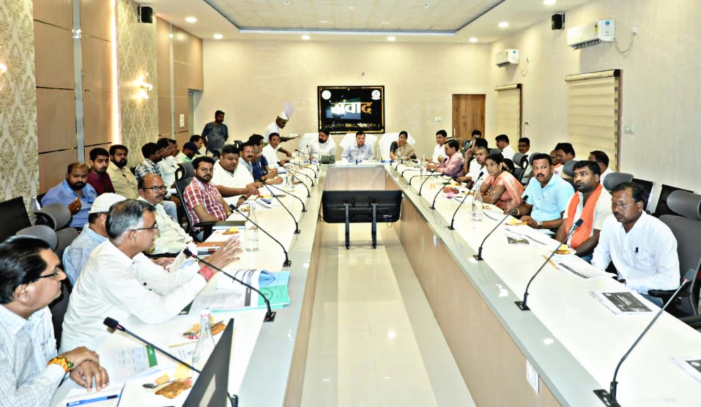सॉलिड वेस्ट मेनेजमेंट में जनप्रतिनिधियों की भूमिका एवं दायित्व पर उन्हें दिया गया प्रजेन्टेशन, उद्योग मंत्री लखनलाल देवांगन की रही गरिमामयी उपस्थिति एवं महापौर रहे उपस्थित….