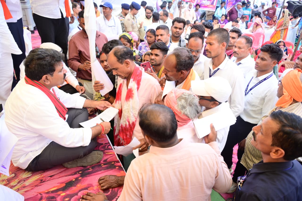 जमीन पर बैठकर उप मुख्यमंत्री विजय शर्मा ने सुनी लोगों की समस्याएं, मौके पर दिए समाधान के निर्देश…..