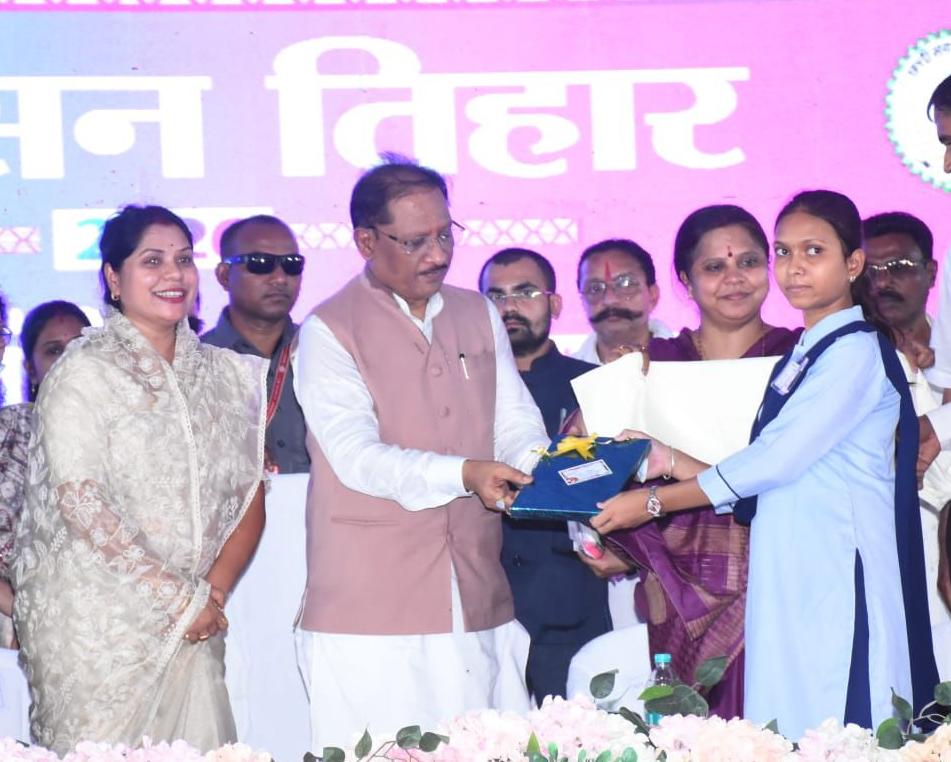 ग्रामीण अंचल की बेटी बनी प्रेरणा: मुख्यमंत्री विष्णुदेव साय ने सराहा उत्कृष्ट प्रदर्शन…