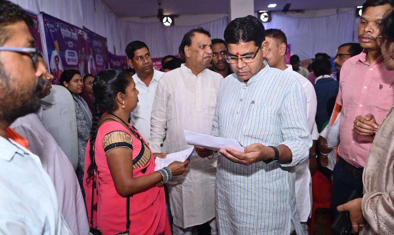 सुशासन की मिसाल : आवेदन देने पहुँची महिला को मौके पर ही मिली डिजिटल किसान किताब: मंत्री टंक राम वर्मा….