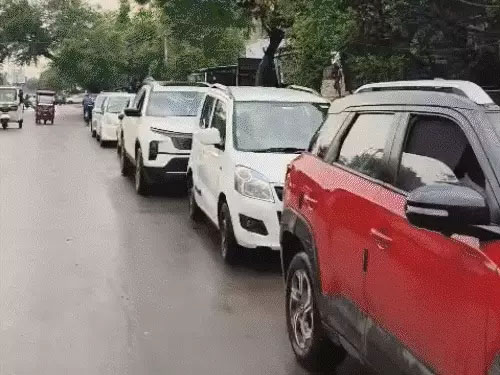रायपुर में 103.58 रुपए लीटर हुआ पेट्रोल:फ्यूल स्टेशनों पर लगी लंबी लाइन, प्रशासन का दावा- पैनिक होकर टैंक फुल करवा रहे लोग