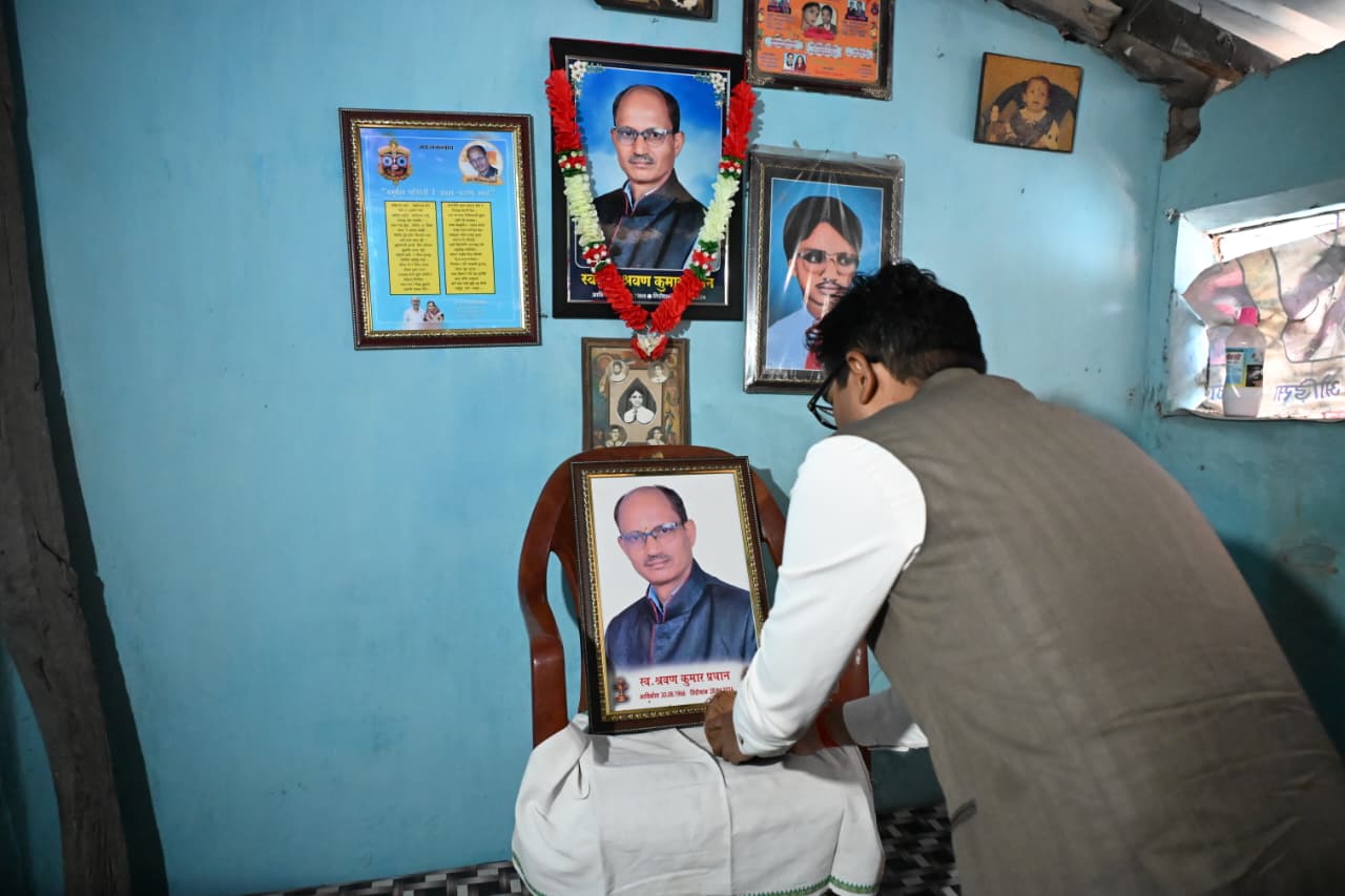 वित्त मंत्री ओपी चौधरी ने दी श्रद्धांजलि श्रवण प्रधान को, पुसौर तहसील के पड़ीगांव पहुंचकर शोक संतप्त परिवार से की मुलाकात, दिवंगत आत्मा की शांति के लिए की प्रार्थना….