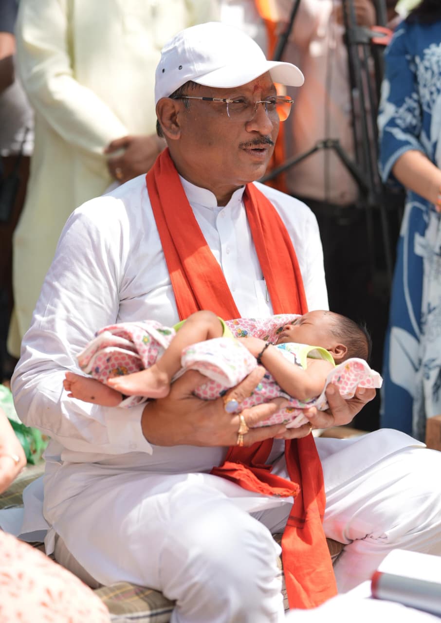 एक माह के नवजात का मुख्यमंत्री ने किया नामकरण, “रविशंकर” नाम से गूंजा गांव का आंगन….