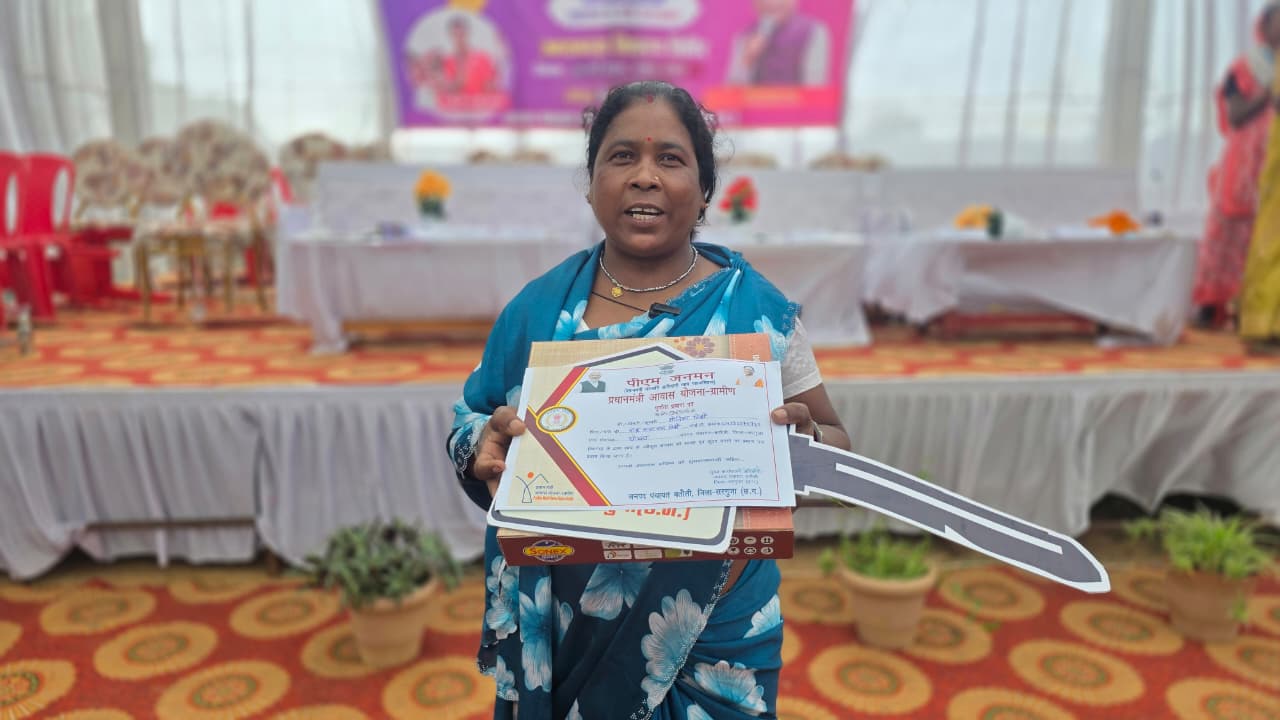 सुशासन तिहार 2026 ने बदली मोनिका तिर्की की जिंदगी, अब टपकती छत नहीं बल्कि पक्के घर का मिला सुकून….