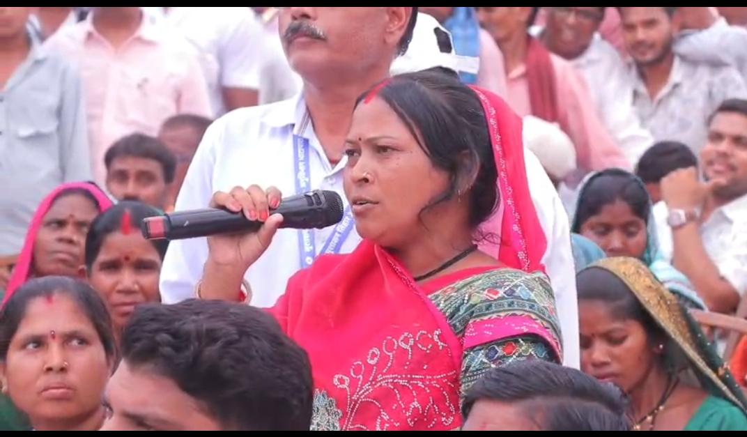 सुशासन तिहार के समाधान शिविर में मुख्यमंत्री विष्णु देव साय ने हितग्राही से किया संवाद’: प्रधानमंत्री आवास योजना से मिला सुरक्षित आशियाना, कच्चे घर से पक्के मकान तक पहुंची जिंदगी…..
