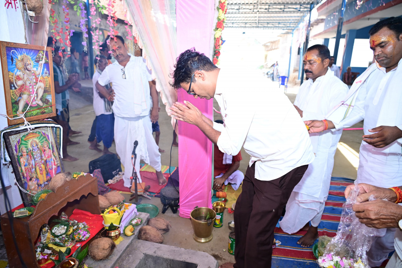 गृह ग्राम बायंग में श्रीरामनाम सप्ताह यज्ञ में शामिल हुए वित्त मंत्री ओ.पी. चौधरी, ’पूजा-अर्चना कर प्रदेशवासियों की सुख-समृद्धि और खुशहाली की कामना की’…..