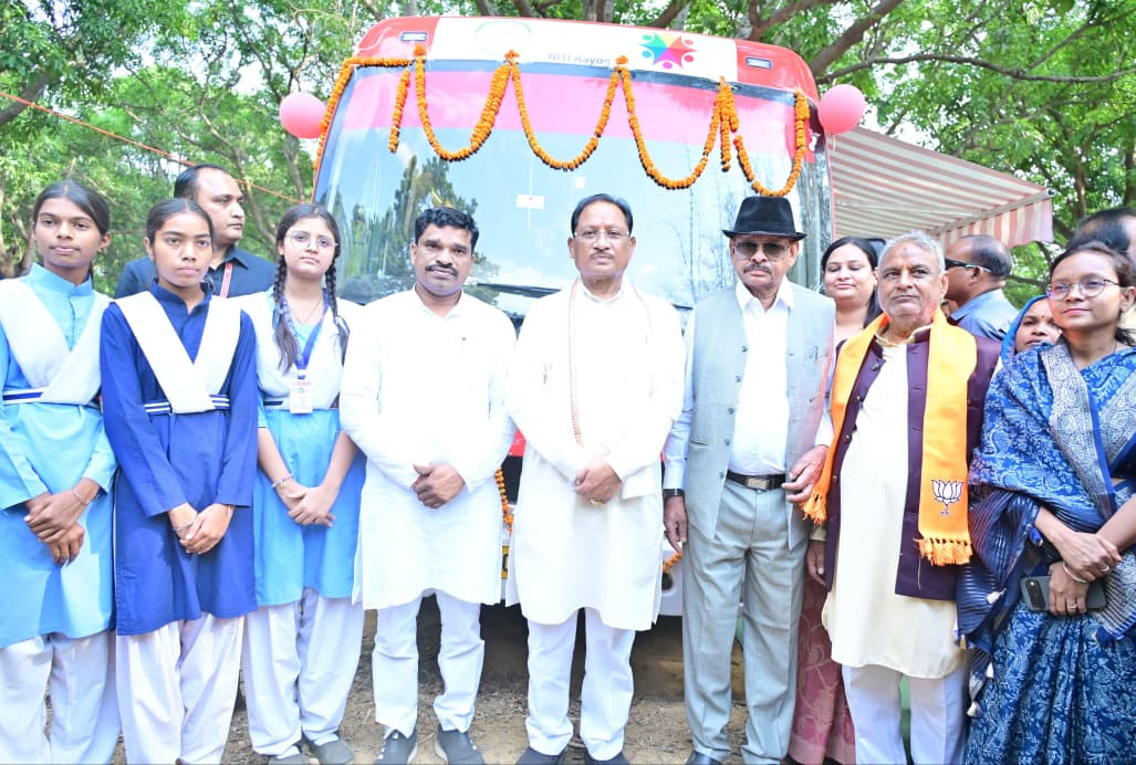 मुख्यमंत्री विष्णु देव साय ने ‘कामयाबी वेन’ को दिखाई हरी झंडी : दूरस्थ गांवों के विद्यार्थियों तक पहुंचेगी डिजिटल शिक्षा की नई रोशनी……