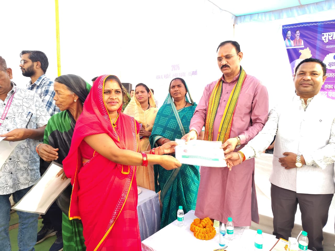 मझौली शिविर में सविता को मौके पर मिला आयुष्मान कार्ड, ग्रामीणों की समस्याओं का हुआ त्वरित निराकरणस्वास्थ्य मंत्री श्याम बिहारी जायसवाल ने अपने हाथों से सौंपा आयुष्मान कार्ड…..