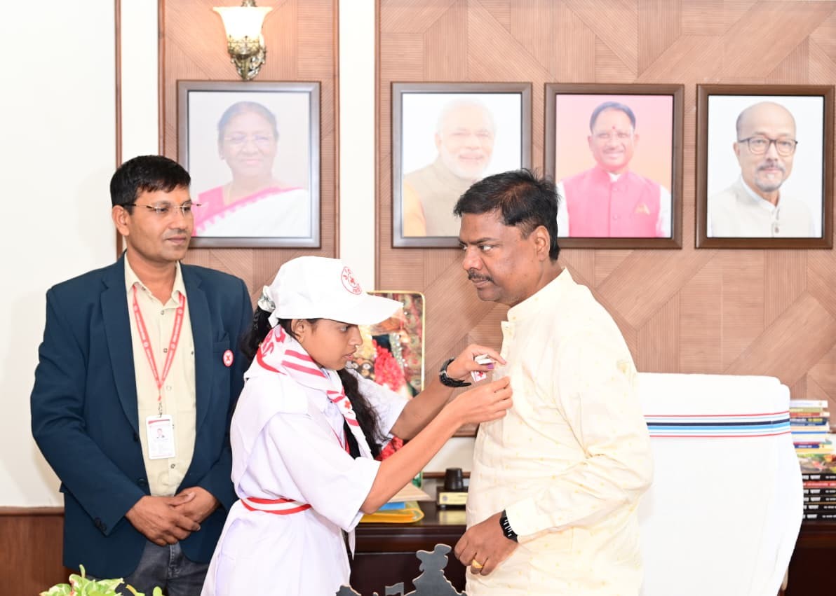 विश्व रेड क्रॉस दिवस पर बच्चों ने वन मंत्री केदार कश्यप का किया सम्मान….