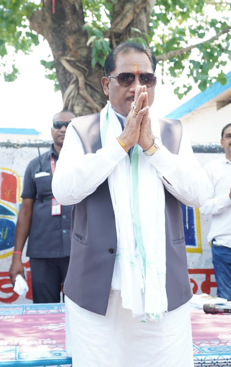 गांव की चौपाल में दिखी मुख्यमंत्री की सादगी और संवेदनशीलता, पीपल के पेड़ तले खाट पर बैठकर ग्रामीणों से किया सीधा संवाद: समस्याएं सुनीं और मौके पर दिए समाधान के निर्देश…..