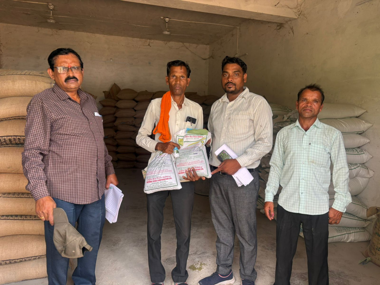 ’खरीफ सीजन के लिए खाद-बीज का पर्याप्त भंडारण’, ’वितरण में गड़बड़ी पर प्रशासन सख्त, 8 केंद्रों पर बैन’…..