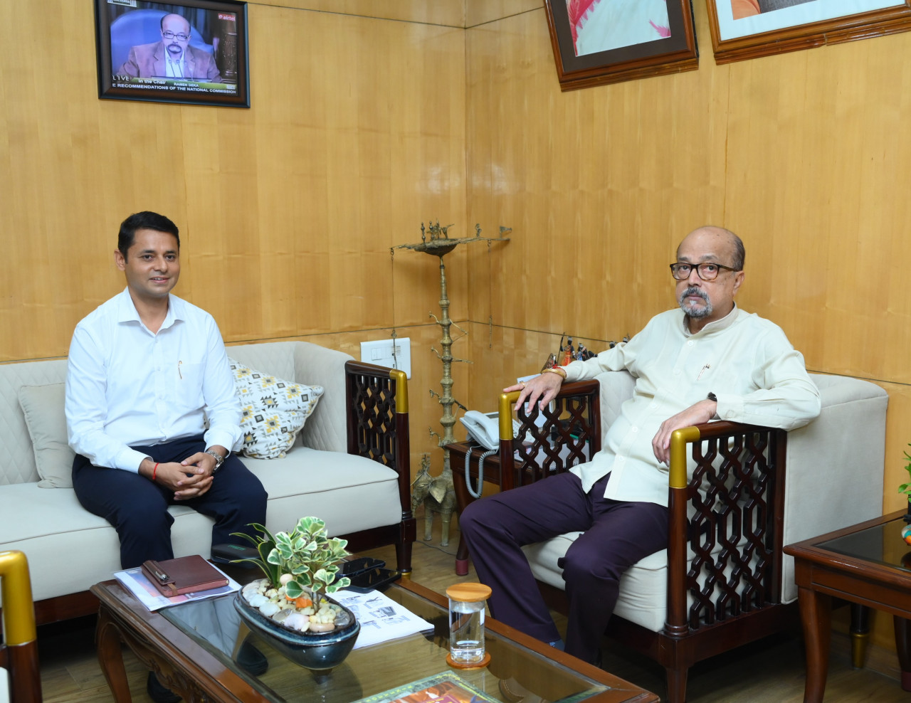 ’राज्यपाल रमेन डेका ने पर्यटन स्थलों का विकास एवं सुविधाएं बढ़ाने के दिए निर्देश’….