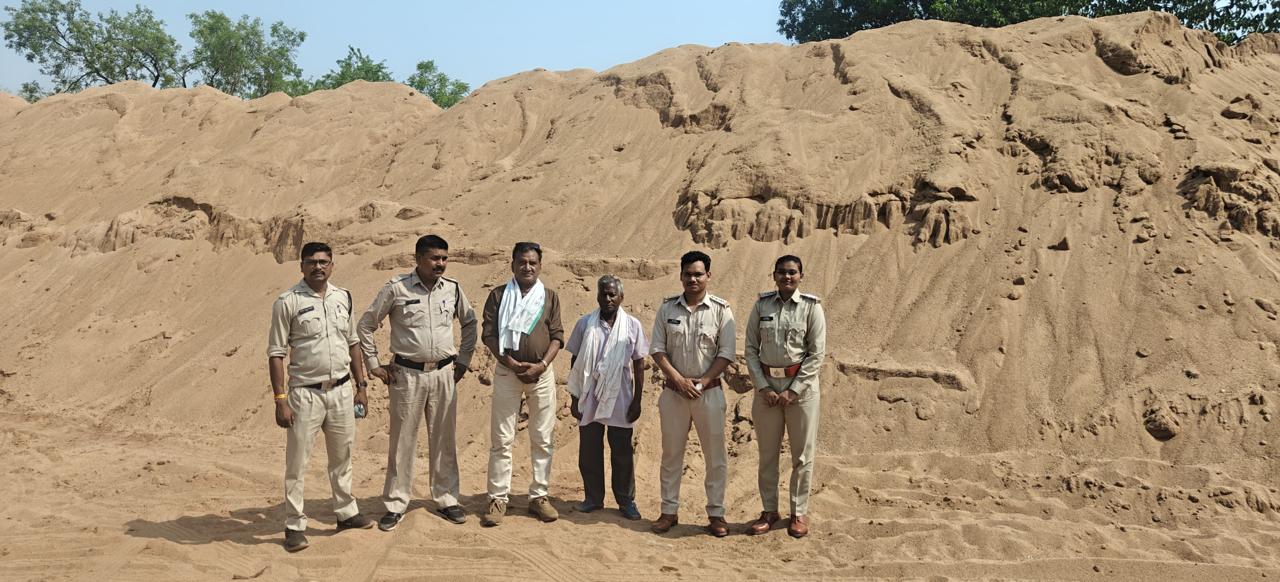 गोबरानवापारा में रेत के अवैध उत्खनन-भण्डारण पर खनिज विभाग की बड़ी कार्रवाई, 2 पोकलेन जब्त-सील