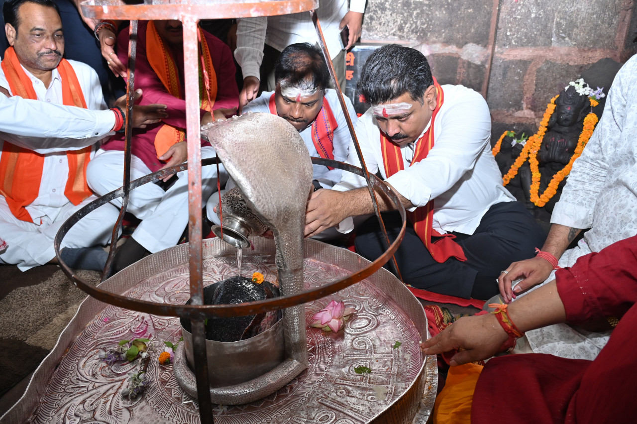 उप मुख्यमंत्री विजय शर्मा, वन मंत्री केदार कश्यप एवं सांसद संतोष पाण्डेय ने भोरमदेव मंदिर में की पूजा-अर्चना, भोरमदेव कॉरिडोर निर्माण कार्यों का किया अवलोकन, दिए आवश्यक दिशा-निर्देश….