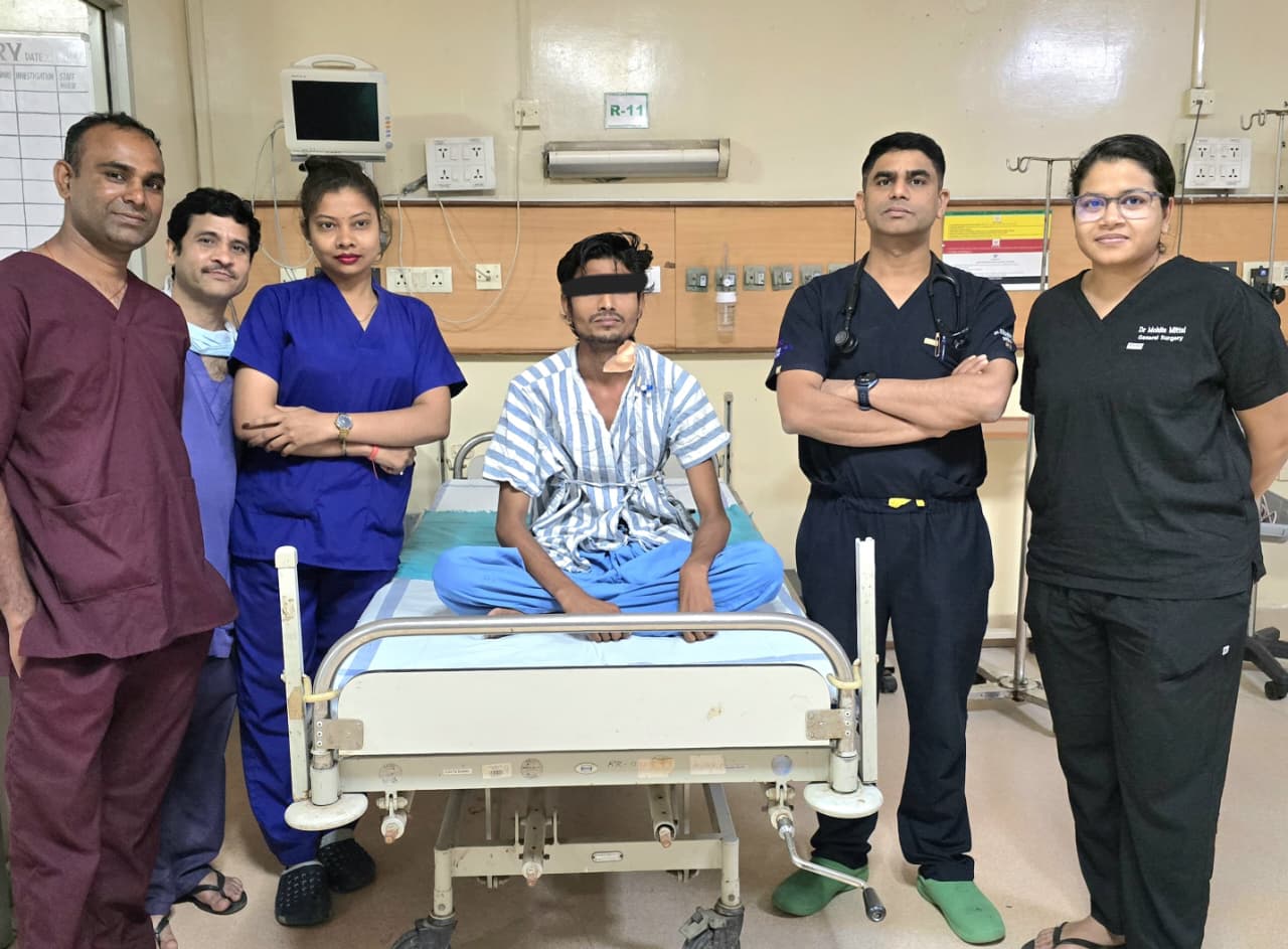 10 साल से खाँसी में खून की समस्या झेल रहे युवक को अम्बेडकर अस्पताल में मिली नई जिंदगी, इमरजेंसी में सफल लोबेक्टॉमी सर्जरी, फेफड़े का संक्रमित हिस्सा काटकर निकाला, बीमारी से दी राहत….