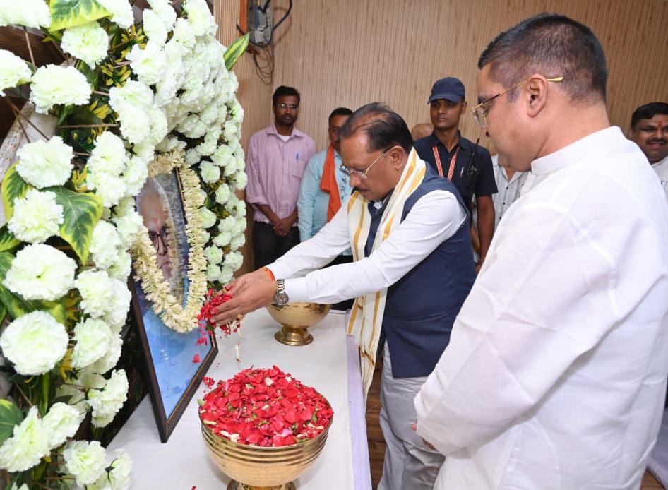 मुख्यमंत्री विष्णुदेव साय ने स्वर्गीय दिनेश सेन को दी श्रद्धांजलि : शोक संतप्त परिवार से की मुलाकात…..