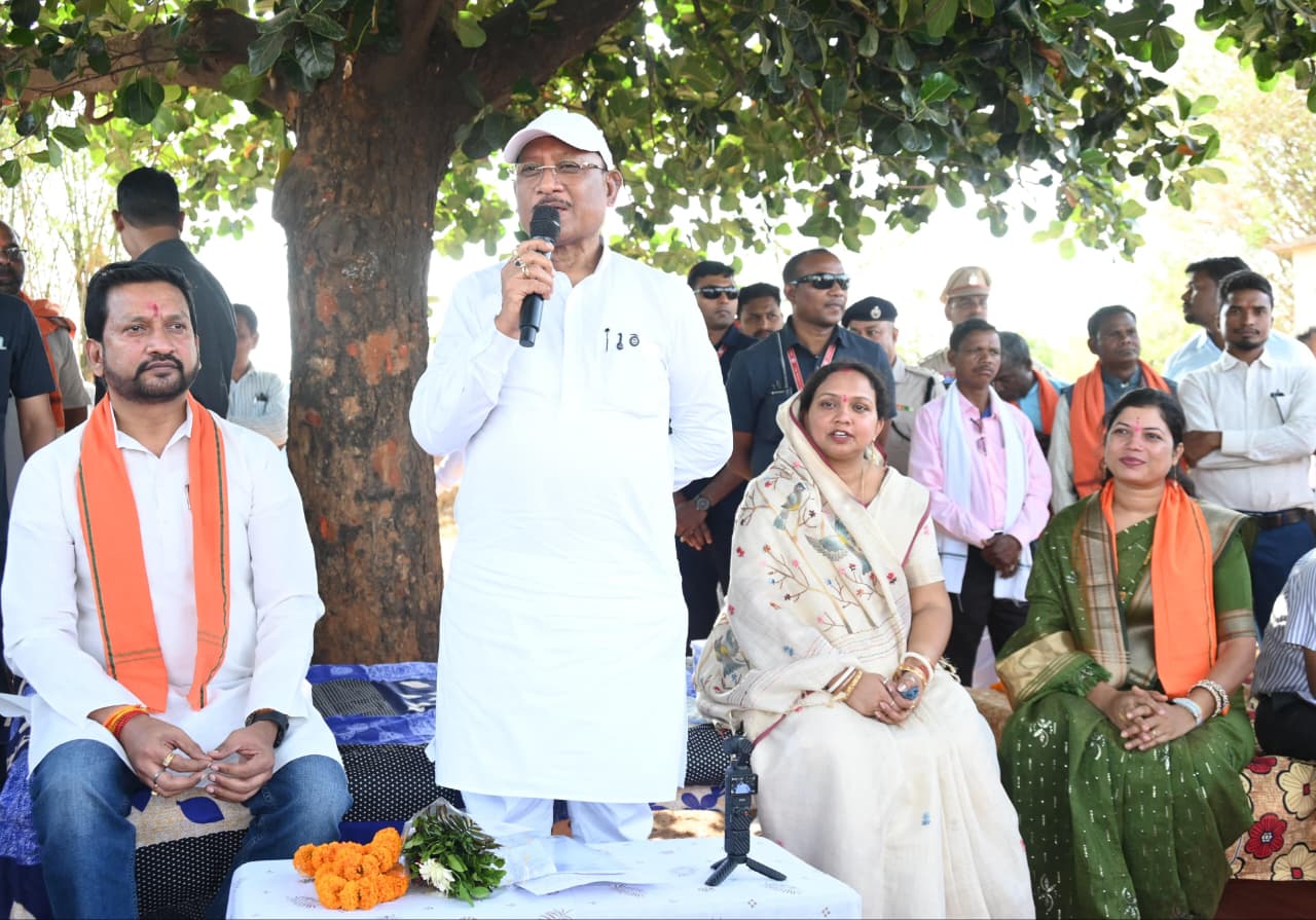 कटहल–गुलमोहर की छांव में सजी चौपाल, मुख्यमंत्री ने सरोधी में सुनी जनता की आवाज, खाट में बैठकर मुख्यमंत्री ने ग्रामीणों से किया सीधा संवाद, सुनी समस्याएं, समाधान के दिए निर्देश….