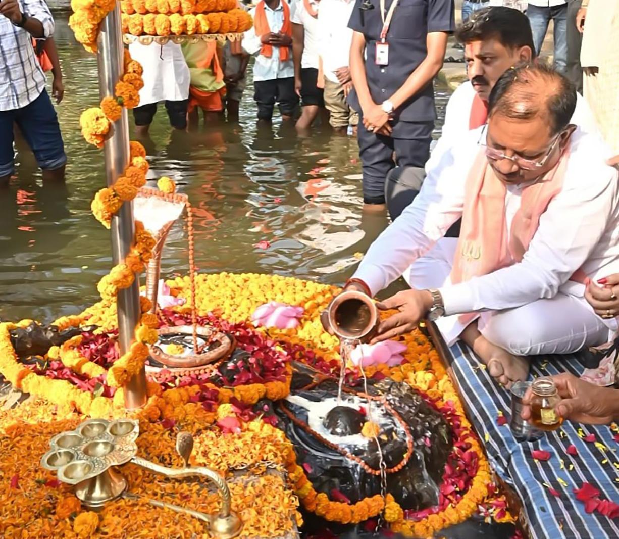 जलेश्वर महादेव धाम में मुख्यमंत्री विष्णुदेव साय ने किया जलाभिषेक: प्रदेश की सुख-समृद्धि की कामना की…
