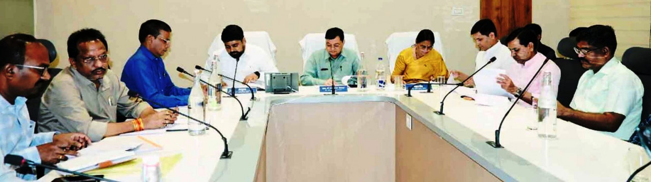 प्रगतिरत विकास कार्याे को समय पर पूर्ण करें, अप्रारंभ कार्याे को शीघ्र प्रारंभ करायें: मंत्री लखनलाल देवांगन….