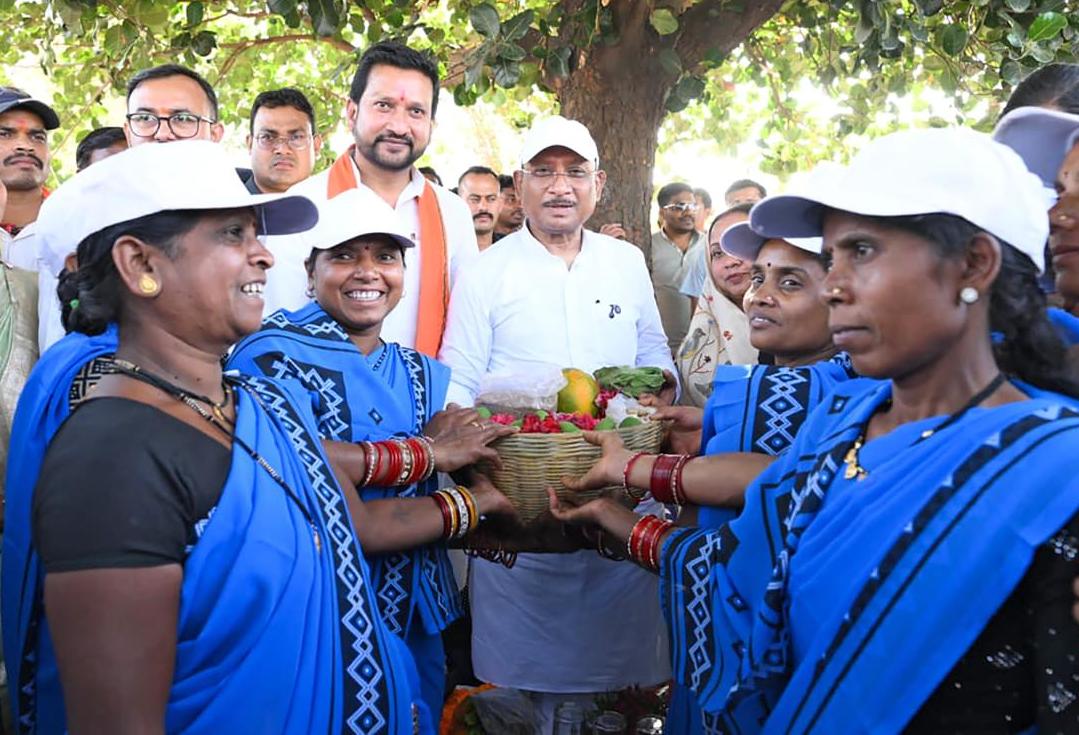 सुशासन तिहार: सरोधी में महिला स्व सहायता समूह ने मुख्यमंत्री को भेंट की स्थानीय उत्पादों की टोकरी….
