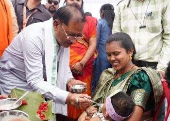 ’मुख्यमंत्री विष्णु देव साय ने बच्चों को कराया अन्नप्राशन, गर्भवती महिलाओं की गोदभराई कार्यक्रम में दी शुभकामनाएं’….