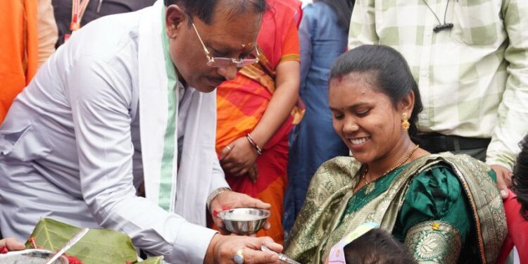 ’मुख्यमंत्री विष्णु देव साय ने बच्चों को कराया अन्नप्राशन, गर्भवती महिलाओं की गोदभराई कार्यक्रम में दी शुभकामनाएं’….