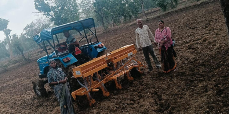 सुपर सीडर मशीन से डीएसआर पद्धति द्वारा धान की बुवाई, किसानों को दी गई आधुनिक खेती की जानकारी