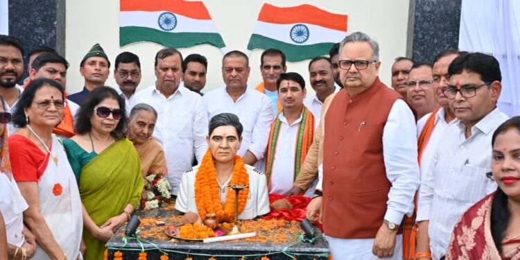 भाटापारा में गौरव का दिन : विधानसभा अध्यक्ष डॉ. रमन सिंह ने किया छत्तीसगढ़ महतारी और शहीद खोण्डे की प्रतिमा का अनावरण….