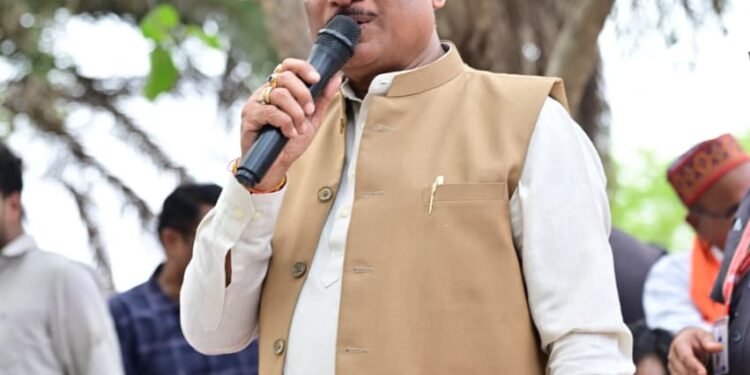 बरगद की छांव में सजी मुख्यमंत्री विष्णु देव साय की चौपाल : सक्ती जिले के ग्राम ठठारी में ग्रामीणों से किया सीधा संवाद…