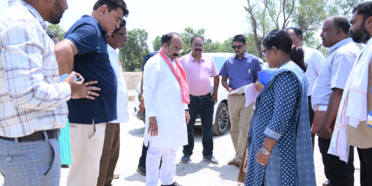 उप मुख्यमंत्री अरुण साव के बस्तर प्रवास का दूसरा दिन : मिशन अमृत, राष्ट्रीय राजमार्ग और तालाब सौंदर्यीकरण कार्यों का किया निरीक्षण…