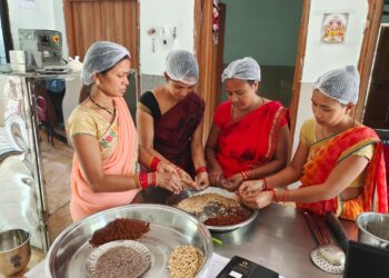 महुआ से आत्मनिर्भरता की उड़ान: वन धन विकास केंद्र कौरिनभाठा बना महिला सशक्तिकरण और आजीविका का सफल मॉडल…..