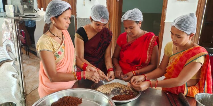 महुआ से आत्मनिर्भरता की उड़ान: वन धन विकास केंद्र कौरिनभाठा बना महिला सशक्तिकरण और आजीविका का सफल मॉडल…..