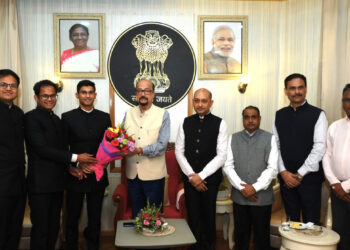 राज्यपाल रमेन डेका से परिवीक्षाधीन आईएएस अधिकारियों ने की सौजन्य भेंट……