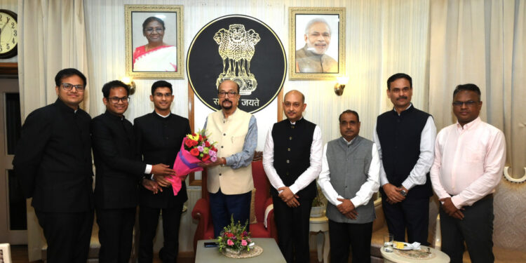 राज्यपाल रमेन डेका से परिवीक्षाधीन आईएएस अधिकारियों ने की सौजन्य भेंट……