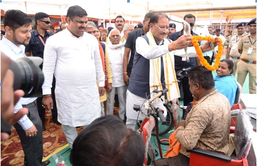 जब मुख्यमंत्री साय ने थामा हाथ, तो दिव्यांग हितग्राही की जिंदगी में लौटी उम्मीद की रौशनी, सुशासन तिहार के समाधान शिविर में मिली बैटरी चलित ट्रायसायकल, संघर्ष भरी जिंदगी को मिला नया सहारा…..