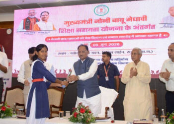 मुख्यमंत्री विष्णुदेव साय के हाथों मेधावी छात्रा को मिली 2 लाख रुपये की सहायता…..