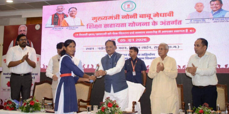 मुख्यमंत्री विष्णुदेव साय के हाथों मेधावी छात्रा को मिली 2 लाख रुपये की सहायता…..
